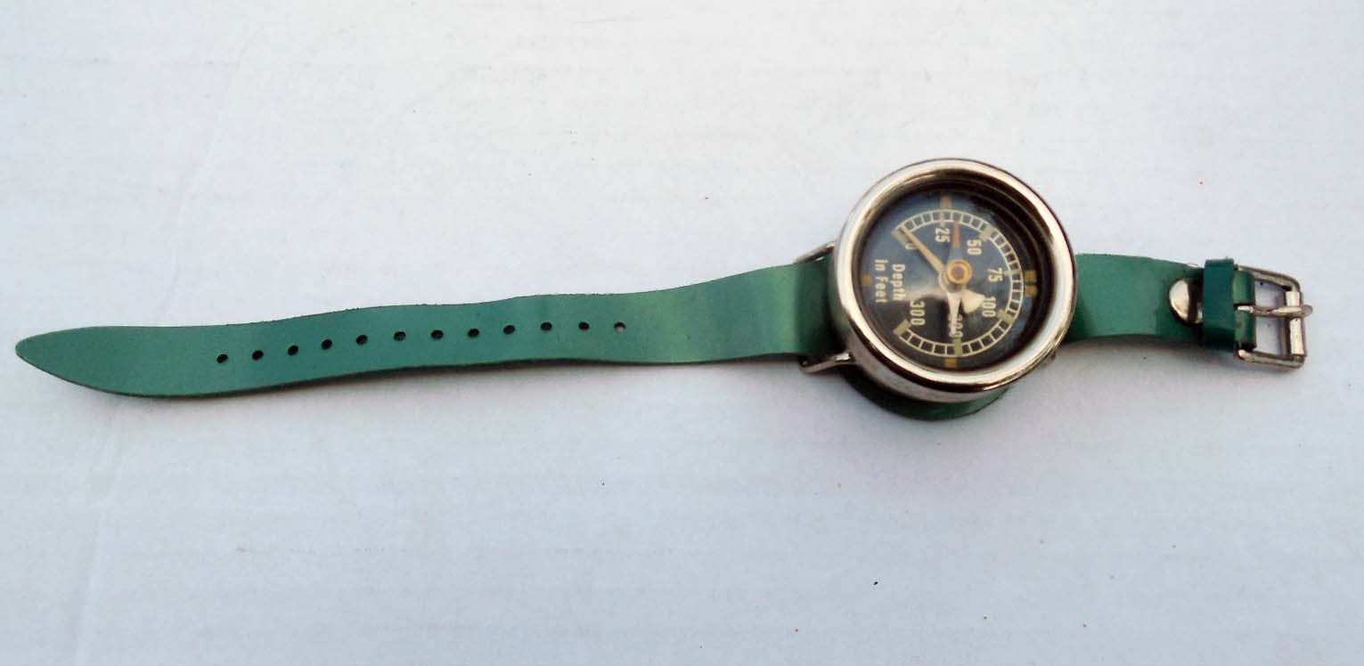 1957 US DIVERS COMBINATION COMPASS & DEPTH GAUGE – 0-300 FEET- NEAR MINT