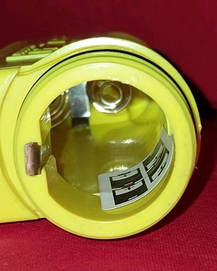 Underwater Kinetics Sun Light SL4 Scuba/Dive Light ~ Yellow ~ 4 C Batteries