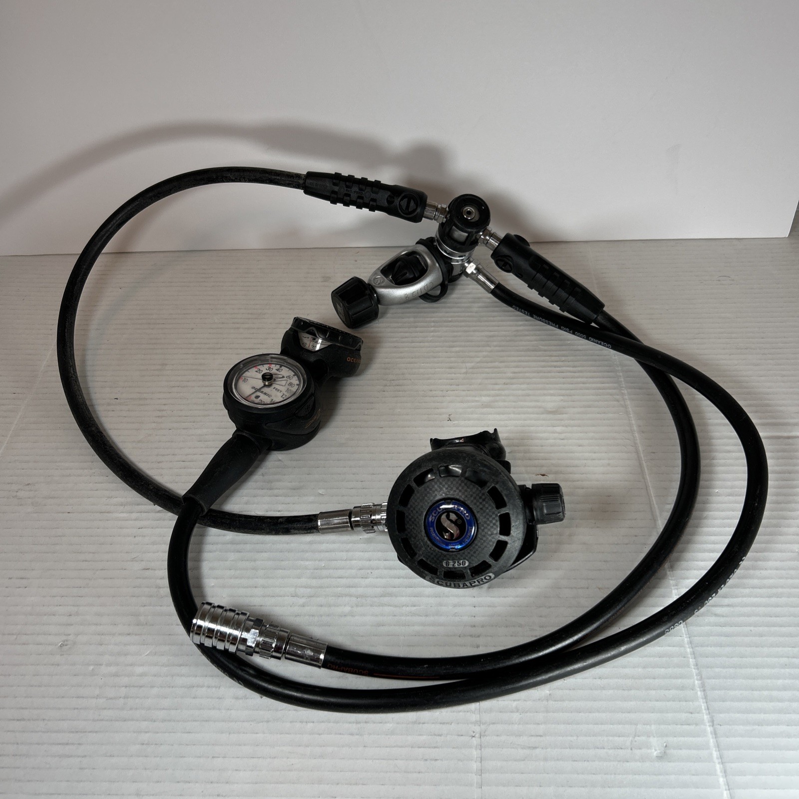 SCUBAPRO MK20 Regulator w/ OCEANIC SWIV2 Gauge Cluster, & G250 Second Stage