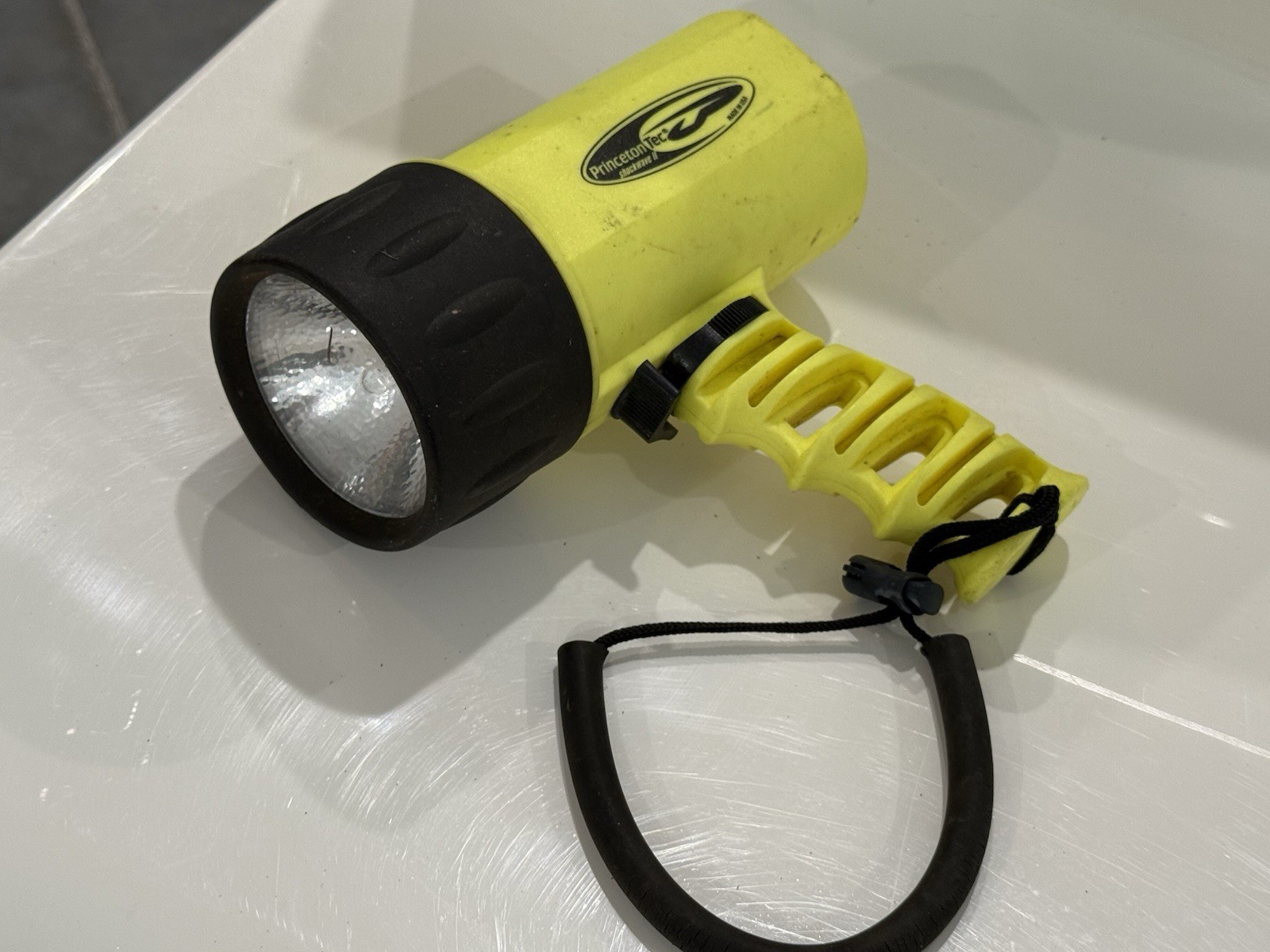 Princeton Tec Shockwave II LED Dive Light – Yellow – Good Condition