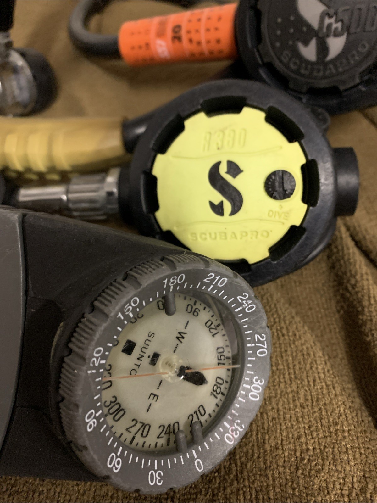 Scuba Pro R380 & G5000 Regulator & Suunto 3 Console Gauge Set Great Shape Lot