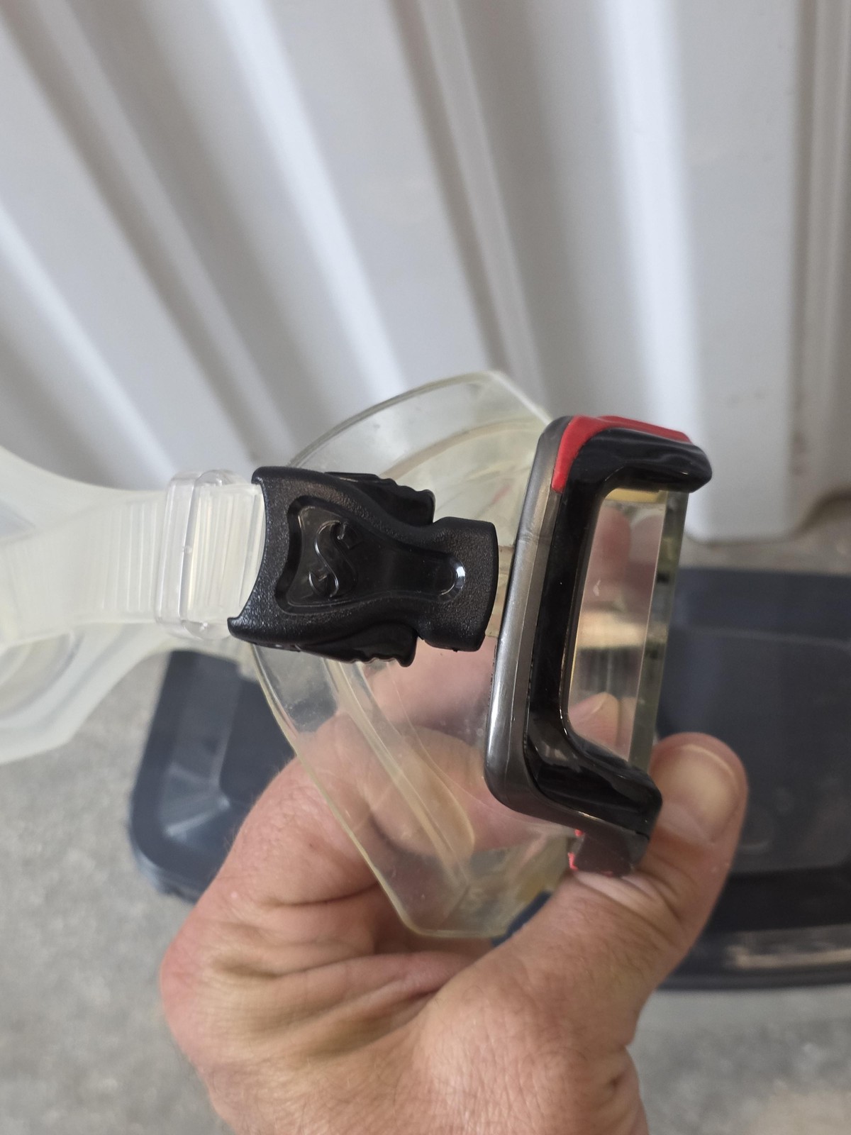 Scubapro Crystal Vu Plus Scuba Dive Mask One Size Black Red Silicone Case