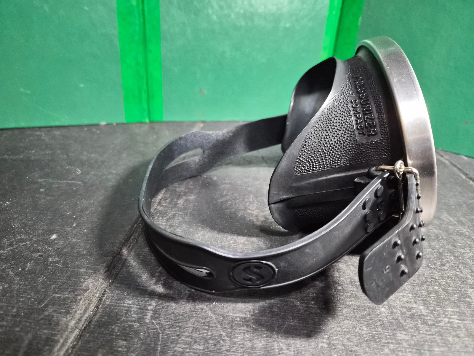 Vintage Scuba Pro Dive Mask Metal Rubber Tempered Oval Glass Black