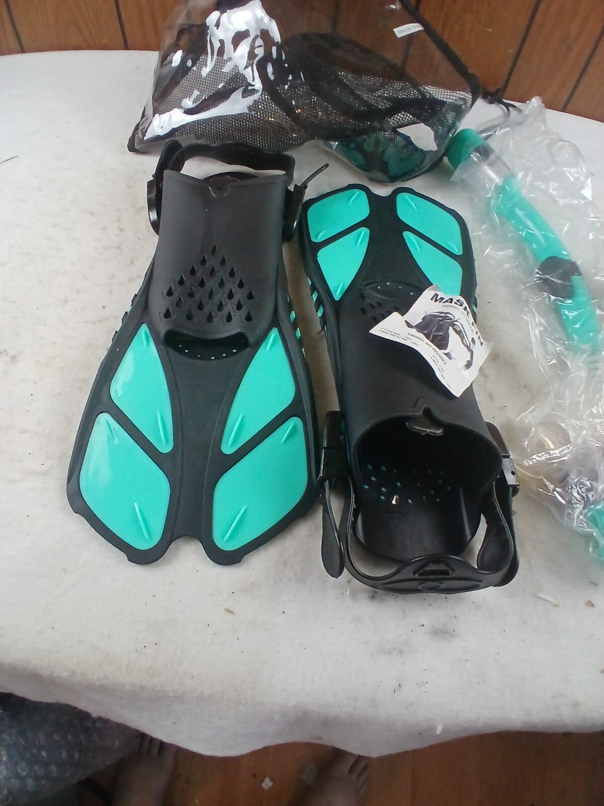 Snorkeling Kit Small Medium 4 1/2 – 8 1/2 Flippers Mask Breathing Tube & Bag