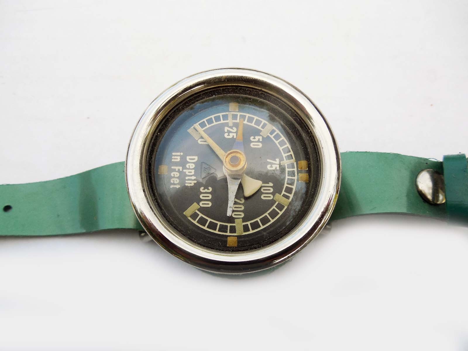 1957 US DIVERS COMBINATION COMPASS & DEPTH GAUGE – 0-300 FEET- NEAR MINT