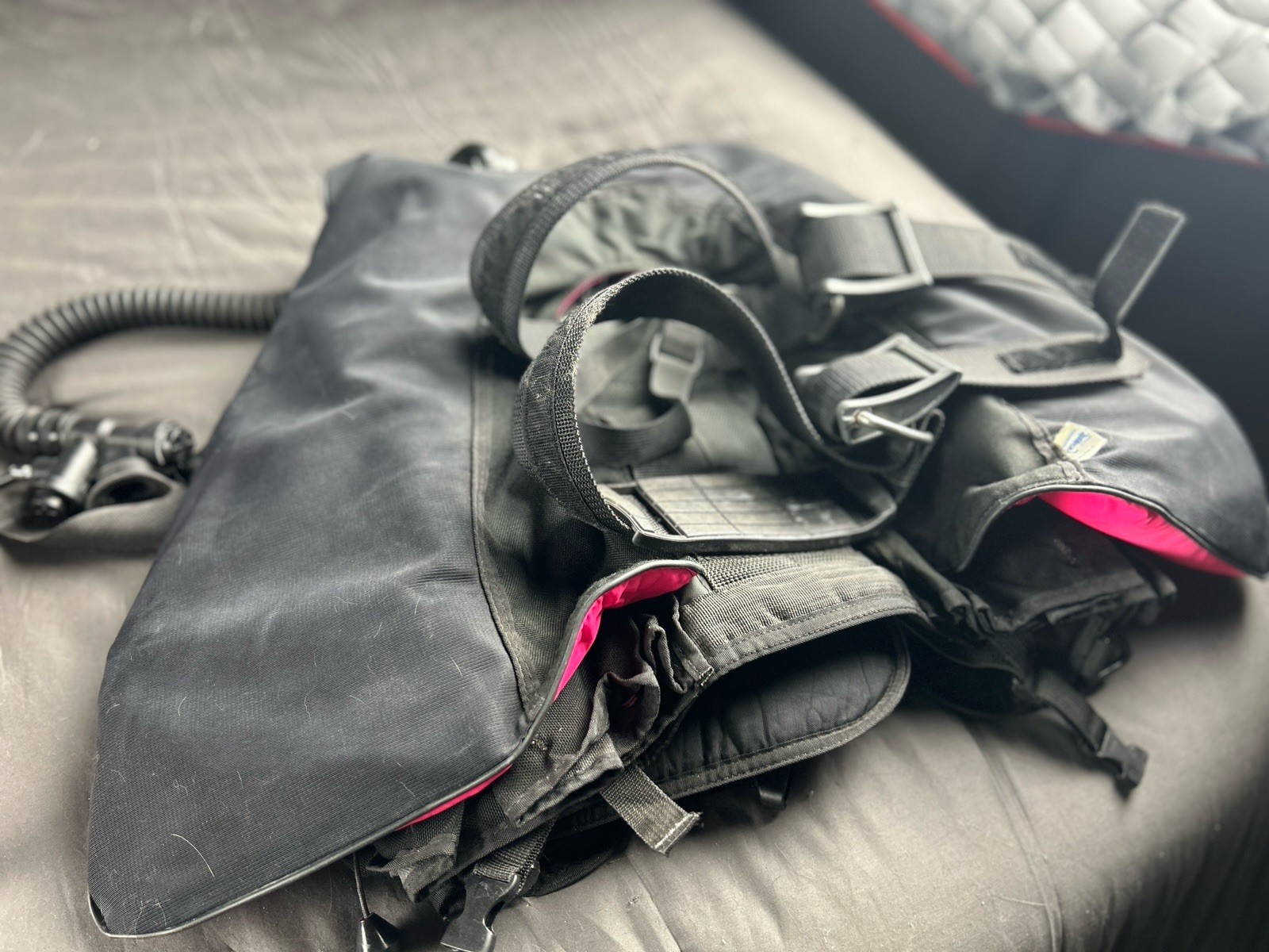 Zeagle System Scuba BCD Vest Size S Black/Pink w/ Inflator Hose & Pockets