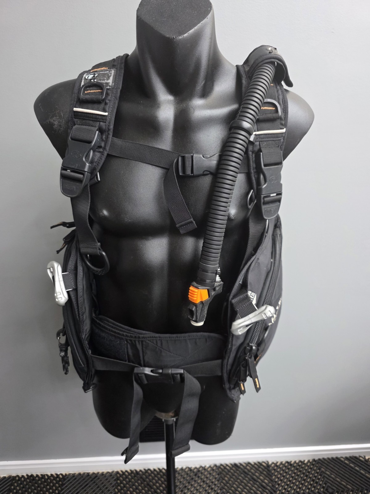 TUSA Passage BCJ-1650 Scuba Diving BCD Size Medium Lightweight Travel BC