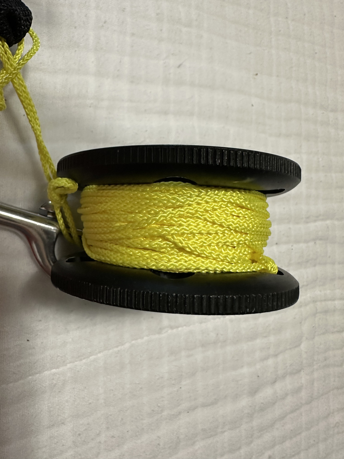 IST Premium Anodized Aluminum Finger Reel with Line and Bolt Snap EXCELLENT COND