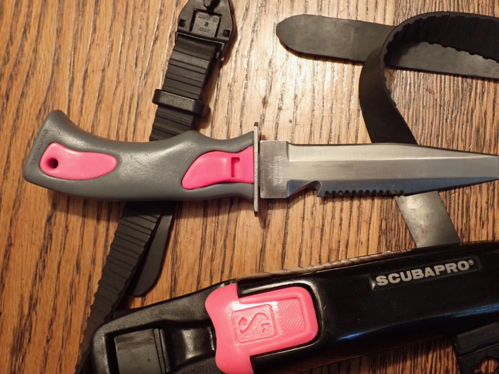 ScubaPro Pink Stainless steel Made in Italy Dive Knife w/ Sheath and Straps Used