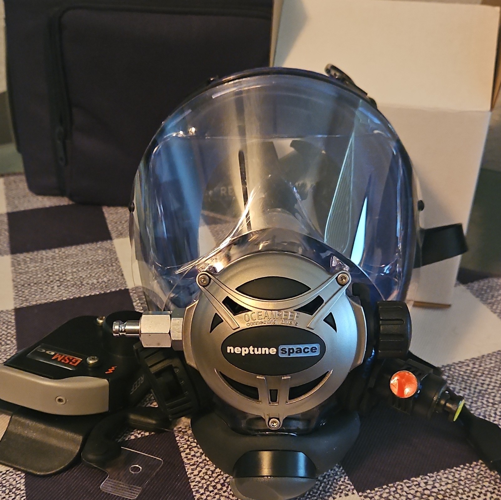 Neptune Space G.divers full face mask, designed for underwater communication