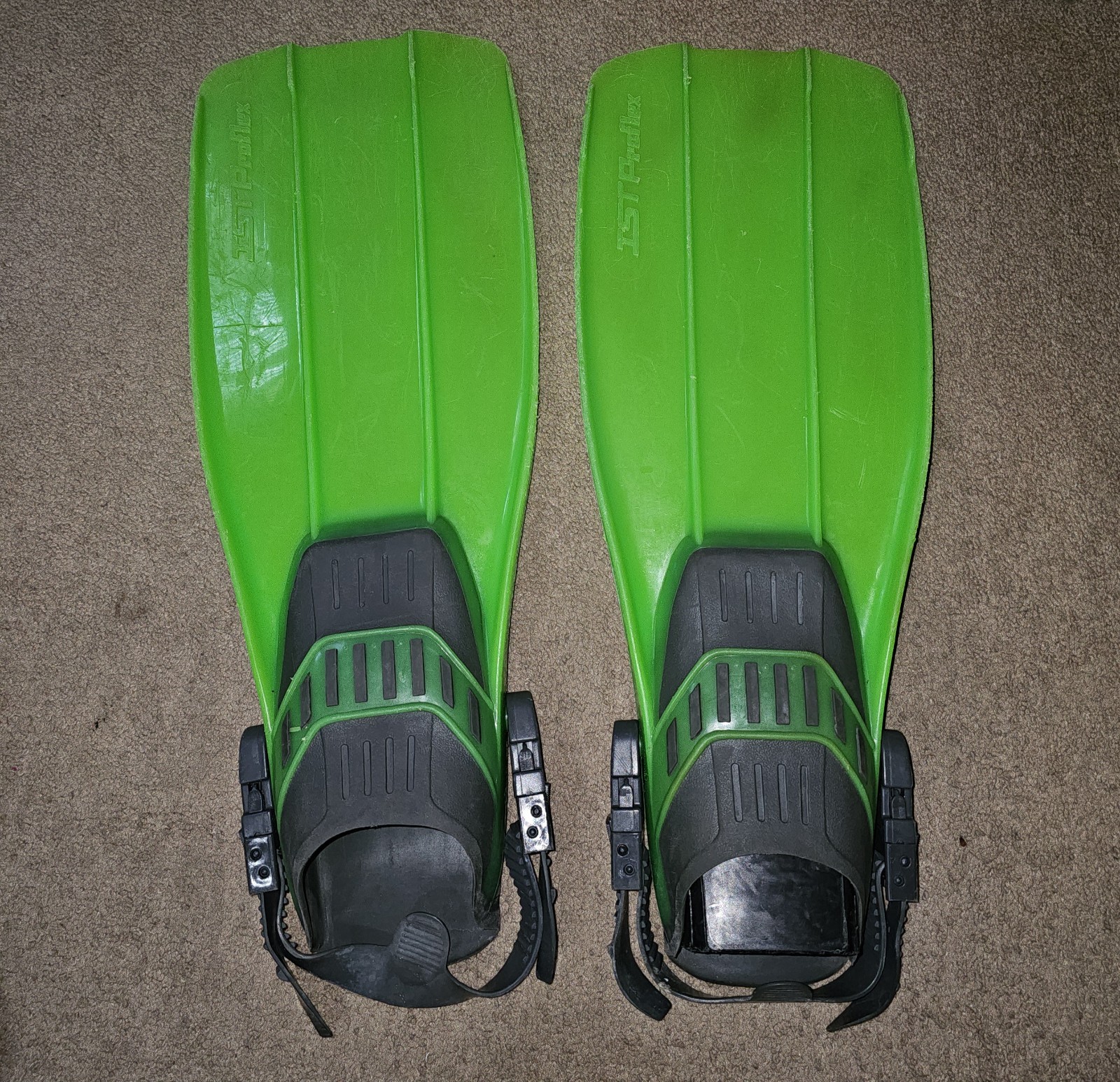 Scuba Gear Lot/Bundle: BCD Vest, Regs, Gauge, tank, Fins, Wetsuits, Mask, Gloves