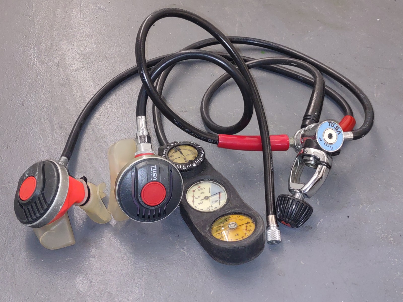 TUSA Scuba Regulator Set with Gauges Mouthpieces TR-46015