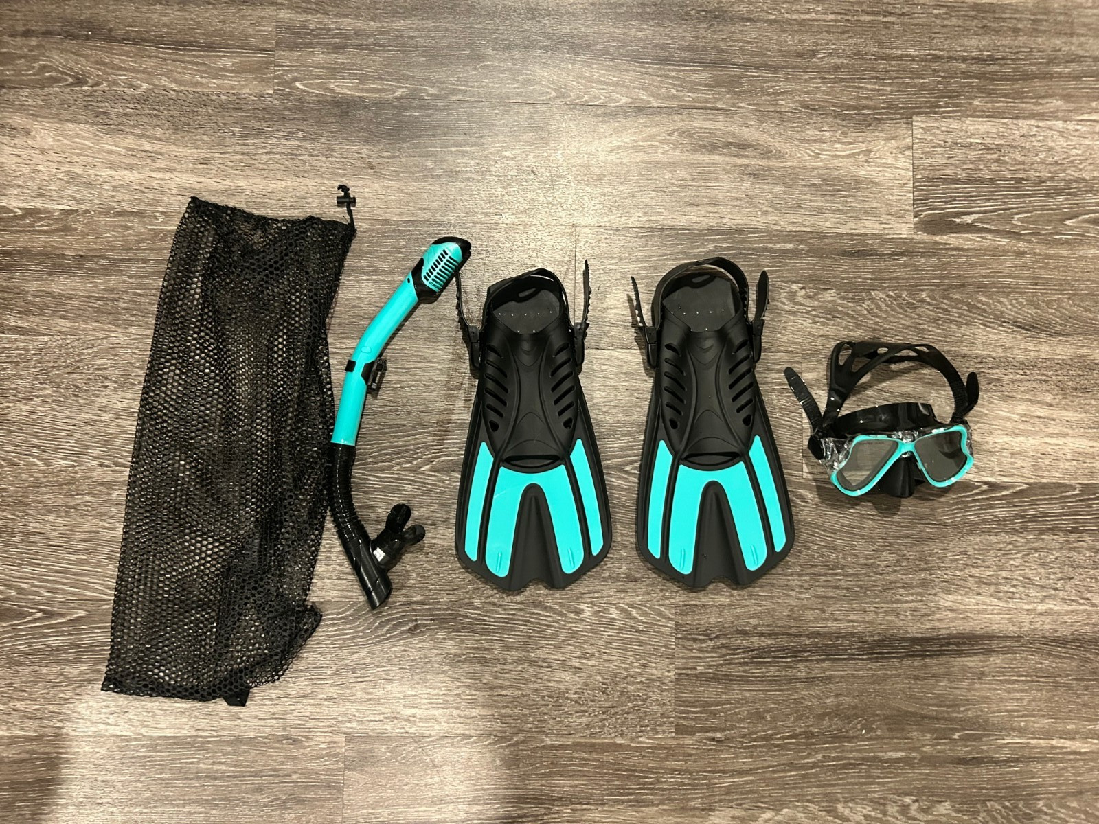 Snorkeling Gear Adults 4 Pcs Set Snorkel, Mask, Fins, & Travel Bag Teal