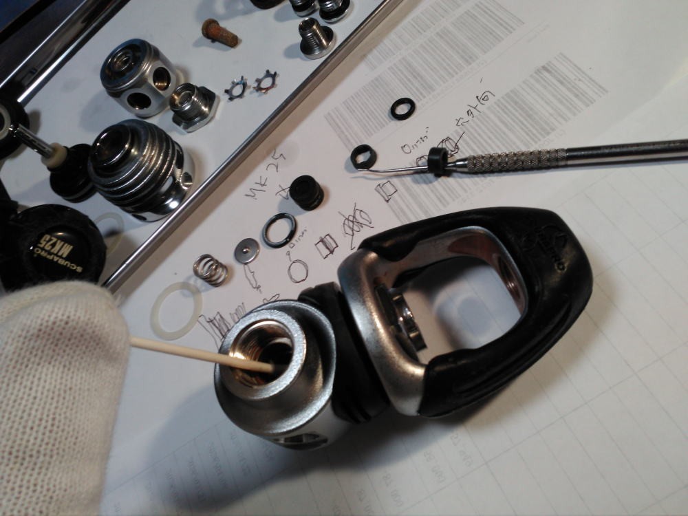 Scubapro MK25 / 10021 Regulator First Stage, Pressure checked; no air leaks