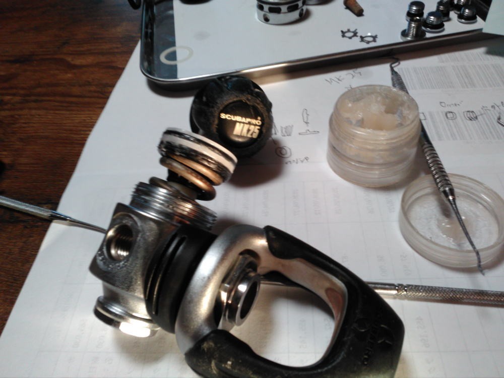Scubapro MK25 / 10021 Regulator First Stage, Pressure checked; no air leaks