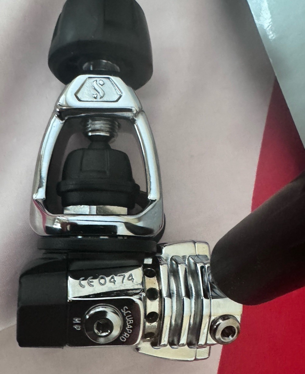 SCUBAPRO REGULATOR S560 MK21 BOX AND MANUAL LOOKS LIKE NEVER WET! RETAIL$570