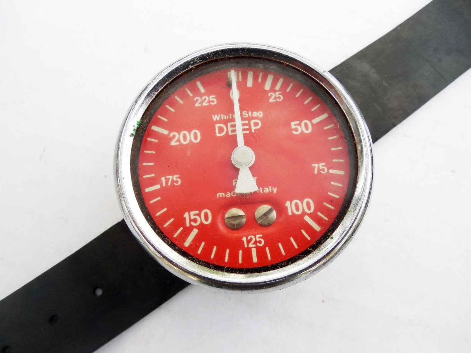 1970’s WHITE STAG WRIST TYPE DEPTH GAUGE – METAL CASE – 0-225 FEET