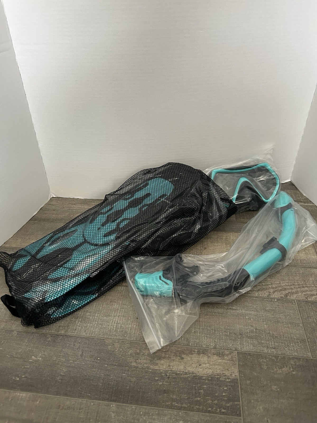 Snorkeling Gear For Adults, Mask Fins Snorkel Set, Panoramic View Mask Anti-Fog