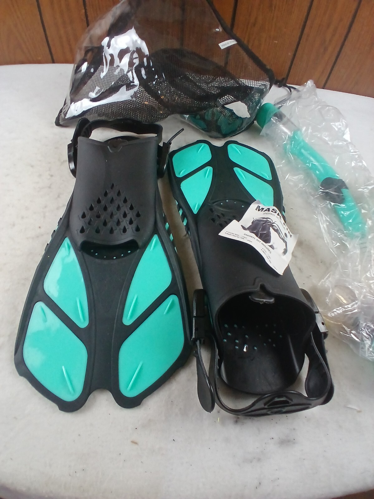 Snorkeling Kit Small Medium 4 1/2 – 8 1/2 Flippers Mask Breathing Tube & Bag