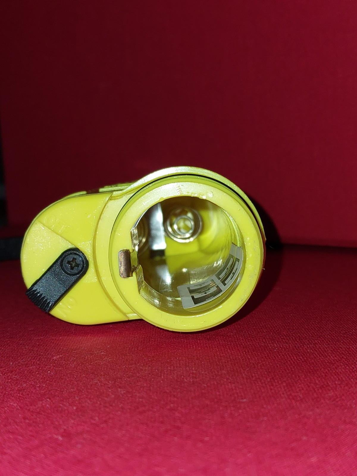 Underwater Kinetics Sun Light SL4 Scuba/Dive Light ~ Yellow ~ 4 C Batteries