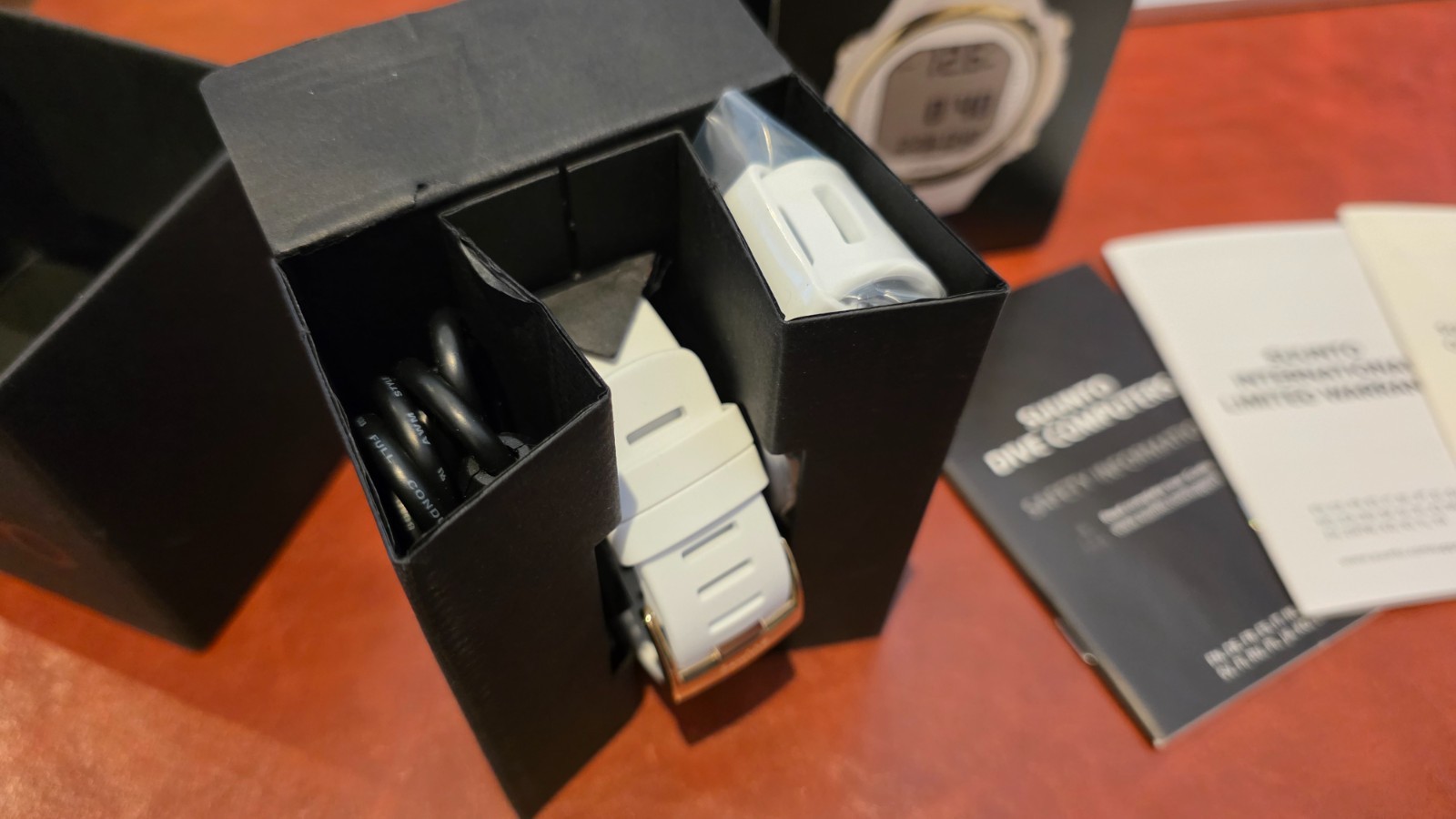 SUUNTO D4i Novo Light Gold Dive Watch New in Box