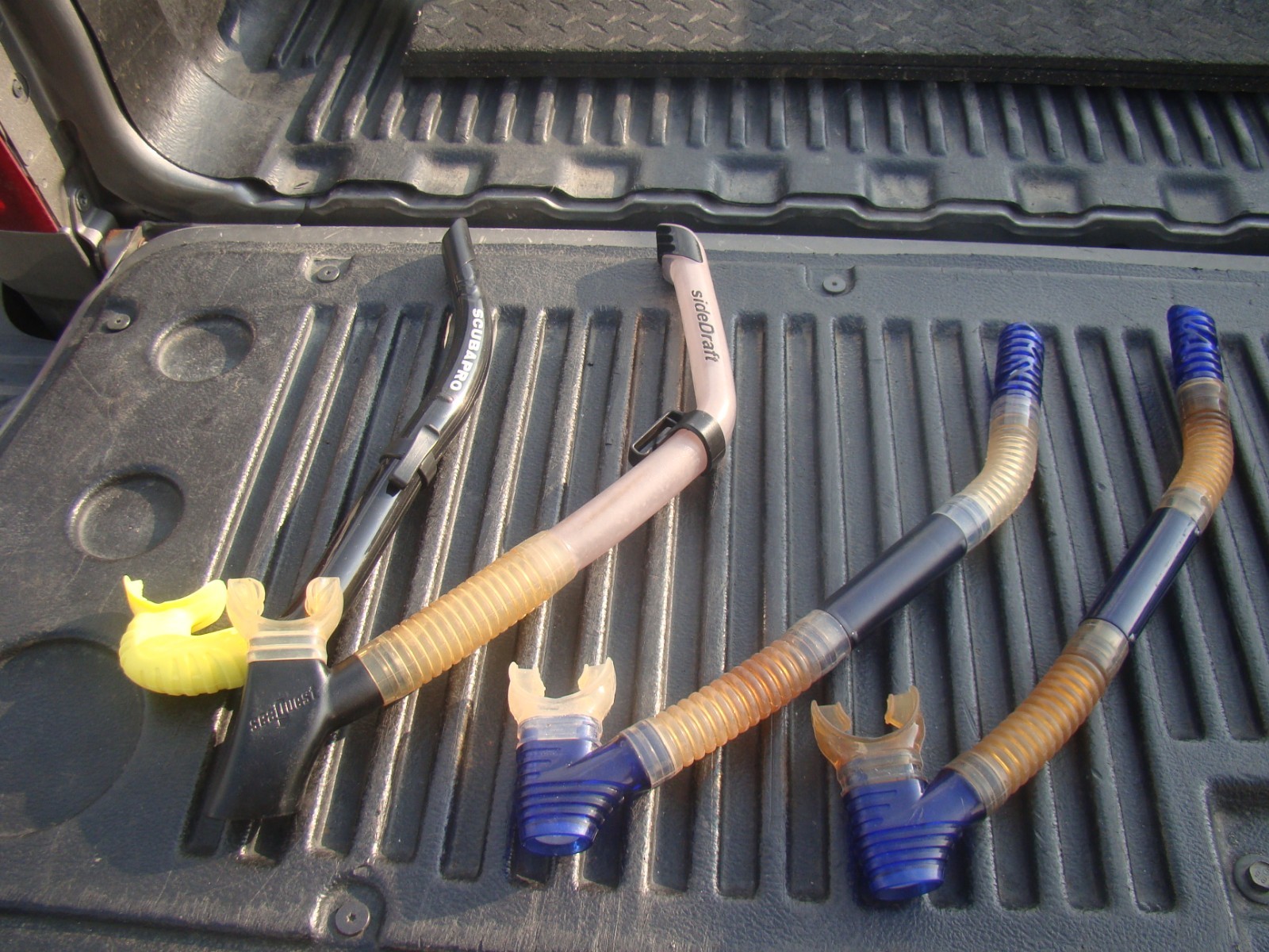 Snorkel Lot Of 4 Snorkels 2 – Unbranded, 1 – Side Draft, 1 – Scubapro
