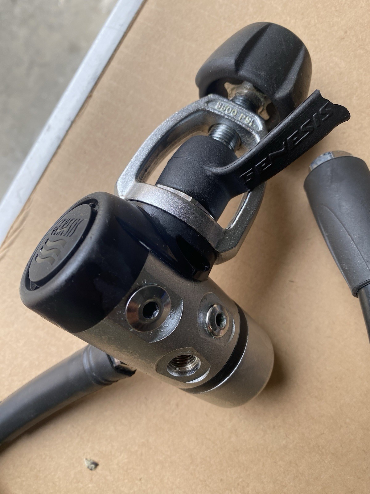 SCUBA DIVING PRE-OWNE GENESIS REGULATOR
