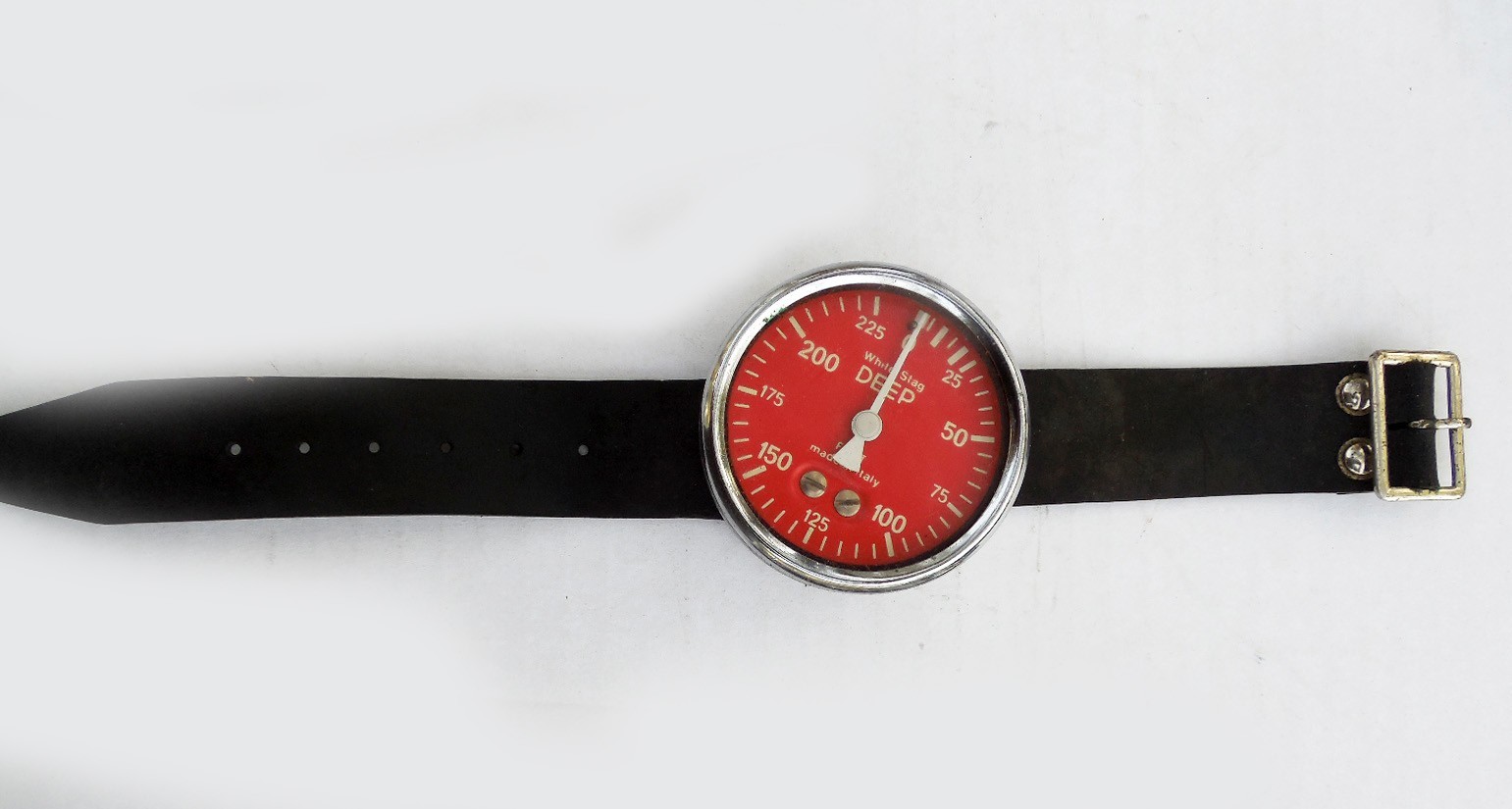 1970’s WHITE STAG WRIST TYPE DEPTH GAUGE – METAL CASE – 0-225 FEET