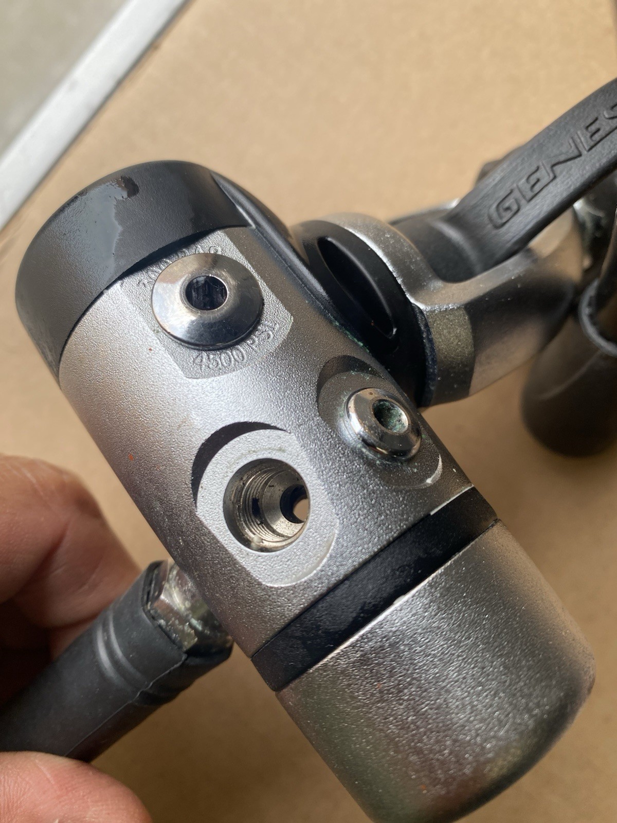 SCUBA DIVING PRE-OWNE GENESIS REGULATOR