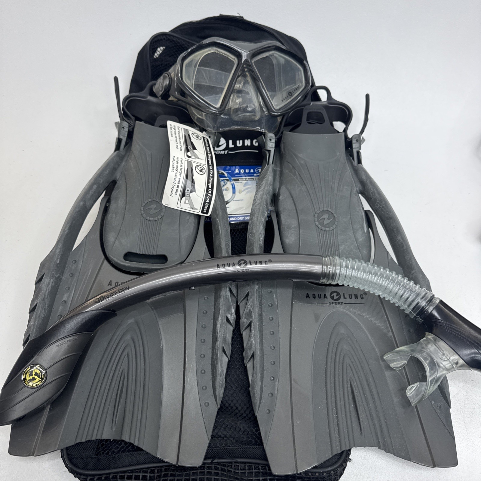 New Aqua Lung Sport Set Small/medium Men 4-8.5 Women 5-9.5