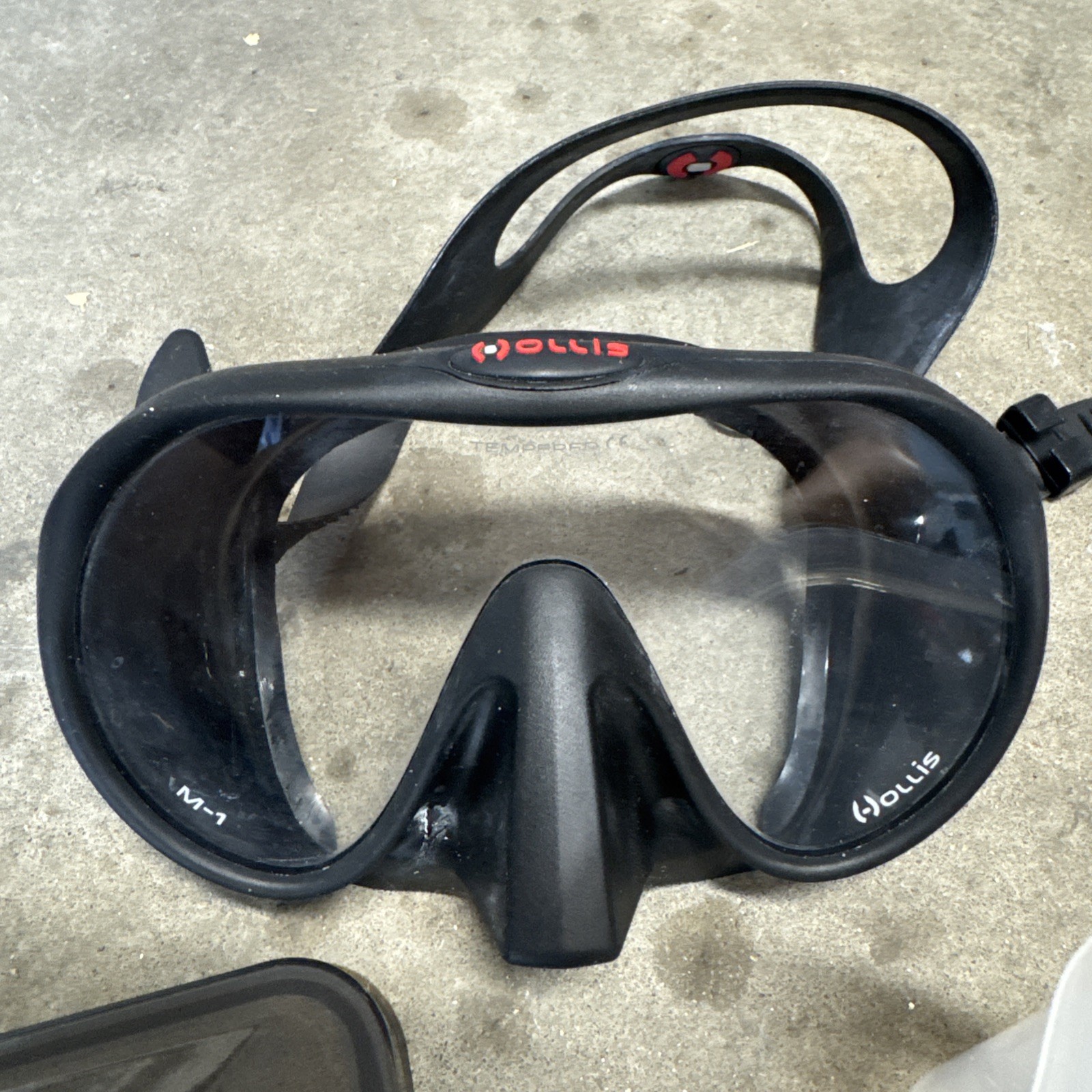 Hollis M-1 Scuba Diving and Snorkeling Mask Black MPN 205.4500.07