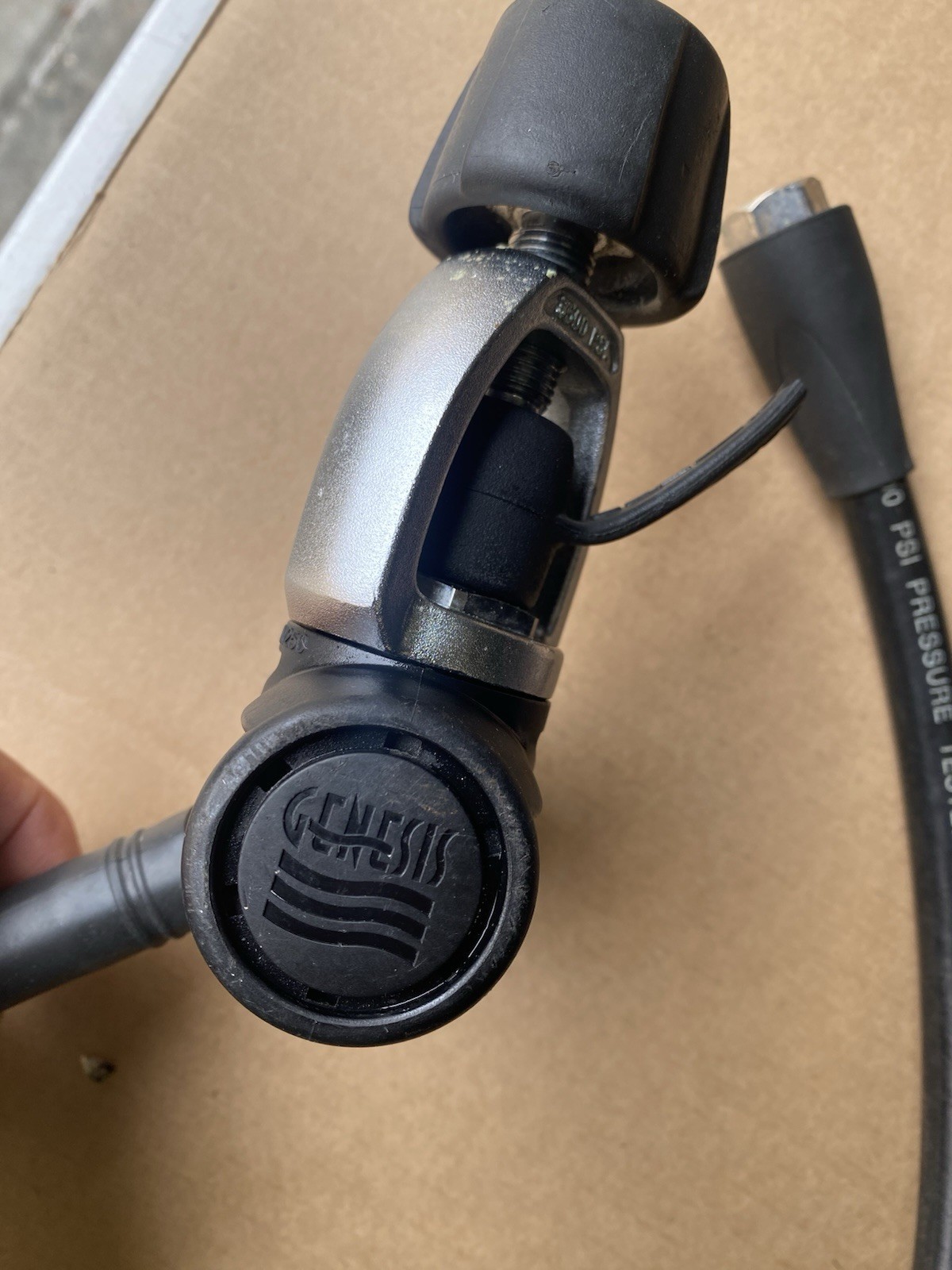 SCUBA DIVING PRE-OWNE GENESIS REGULATOR