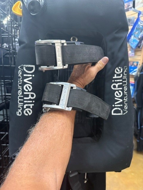 DiveRite BCD w/ Regulator-Alum. Backplate/Wing/Harness – Size-Med.- Large