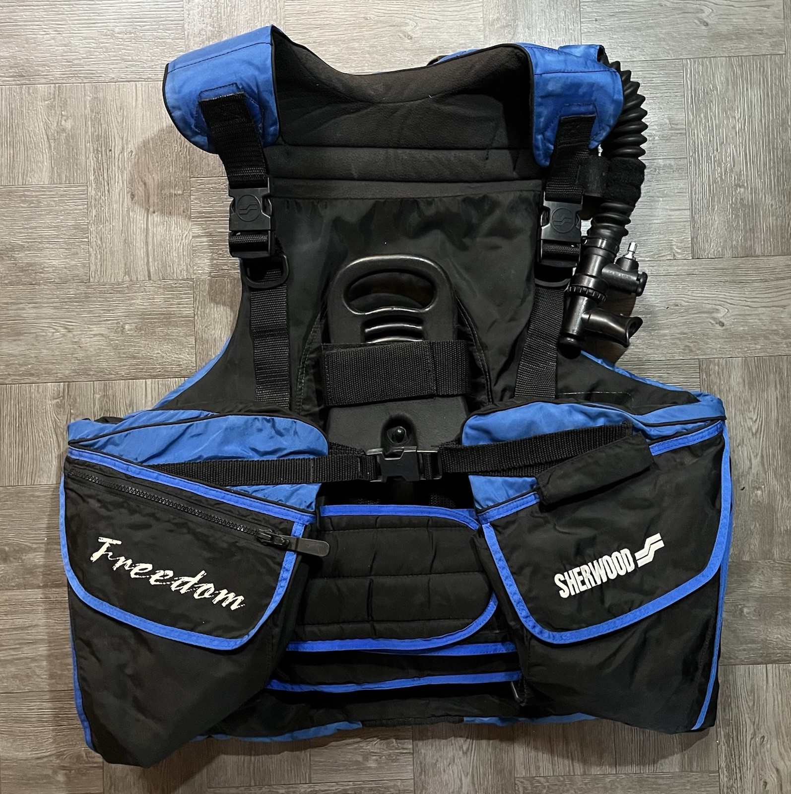 Sherwood Scuba Freedom Vest Men’s Size XL Blue Black X-Large Dive Swim