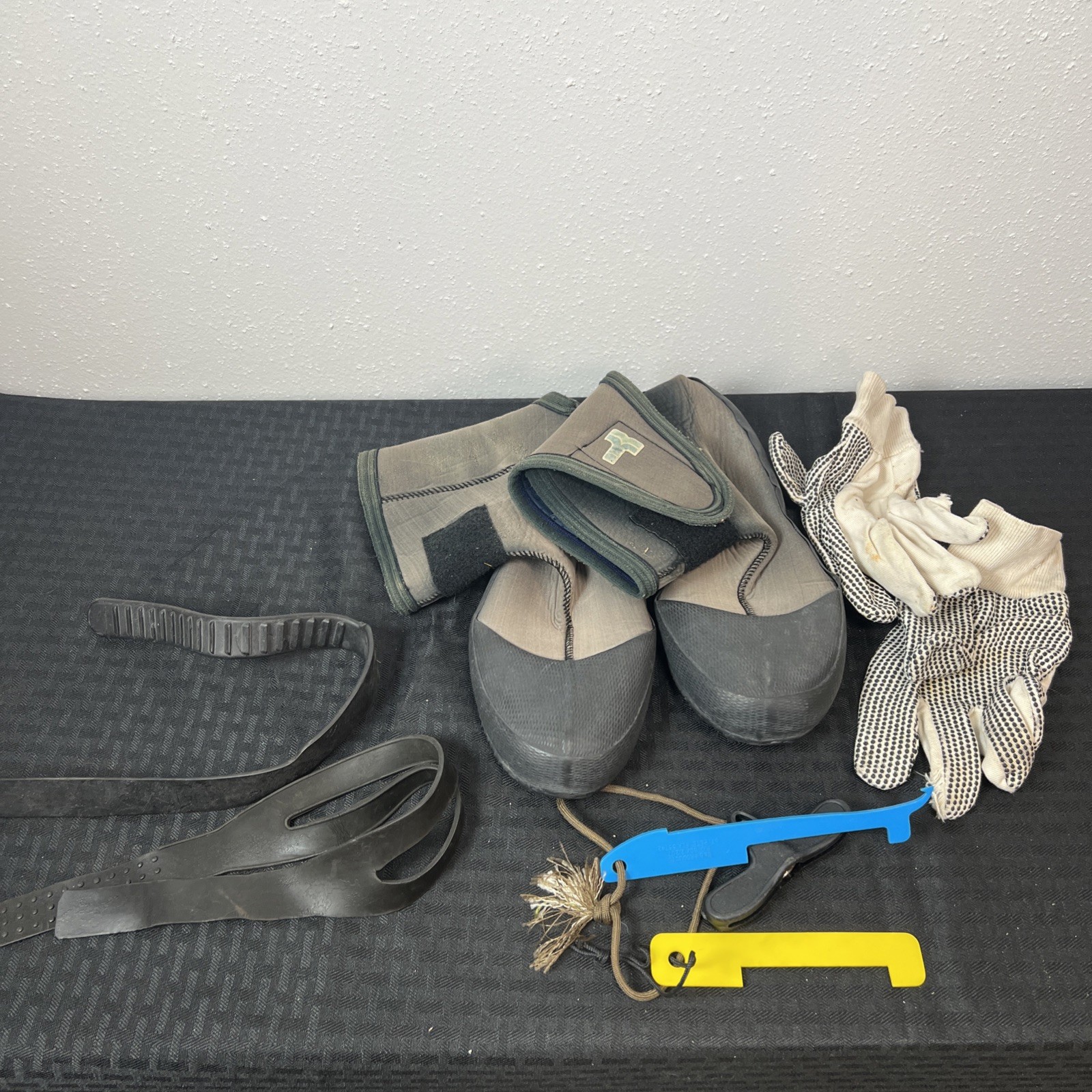 Lot of scuba diving equipment W/ bag. Old Equipment – Vest, Flippers, Knife Read