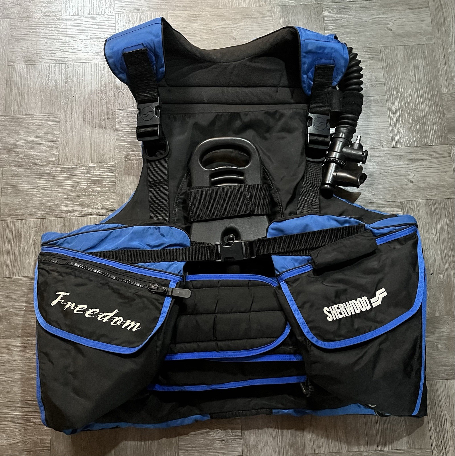 Sherwood Scuba Freedom Vest Men’s Size XL Blue Black X-Large Dive Swim
