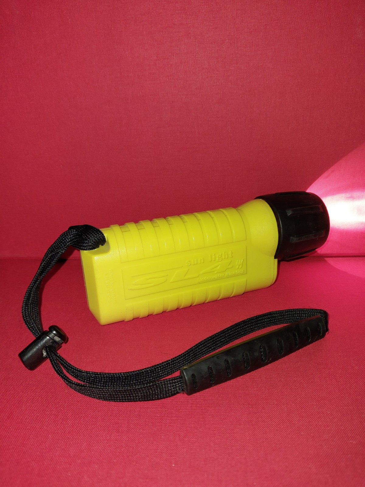 Underwater Kinetics Sun Light SL4 Scuba/Dive Light ~ Yellow ~ 4 C Batteries