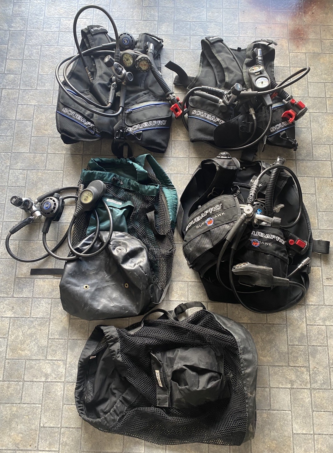 Scubapro Lot Set 3 Vests 4 Regulators 2 Bags MK20 G250 AIR2 Stahlsac UNTESTED