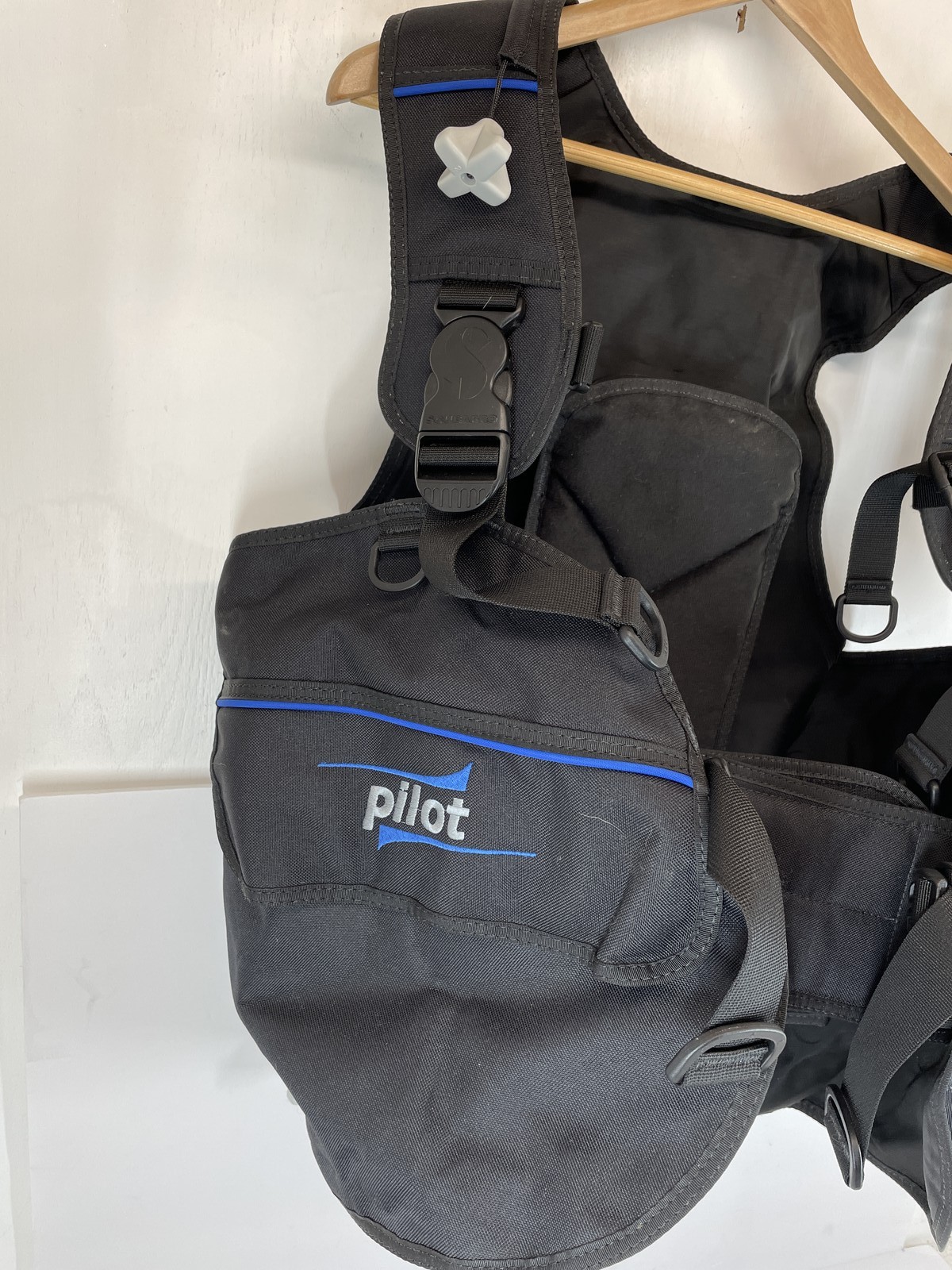 SCUBAPRO Pilot BCD Buoyancy Compensator Scuba Diving BC Jacket Size M with AIR2